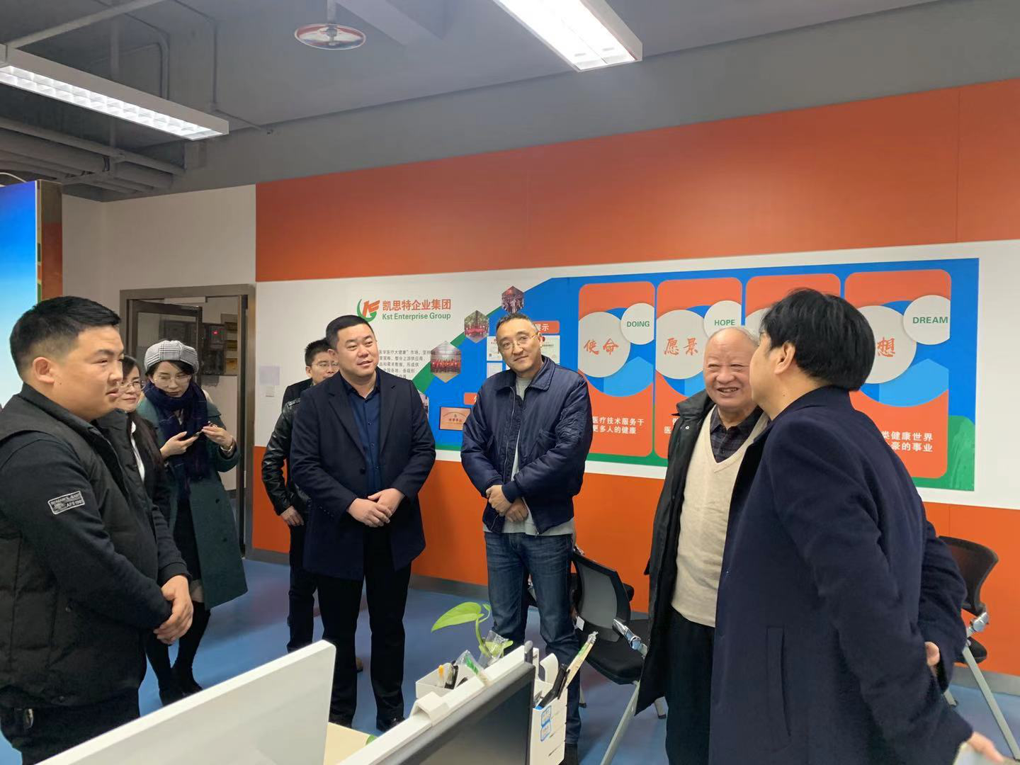 原陜西省衛(wèi)生廳副廳長(zhǎng)、保健學(xué)會(huì)會(huì)長(zhǎng)、一行人蒞臨陜西凱思特集團(tuán)指導(dǎo)！